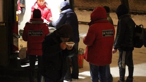 Раздача супа бездомным