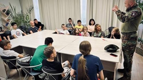 Шарган проводит урок в центре для детей «Теплый дом» в июле 2025