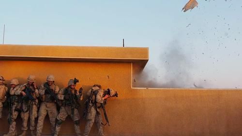 Морские пехотинцы США используют взрывчатку во время обыска домов на предмет наличия повстанцев в Фаллудже, Ирак. 2004 г.