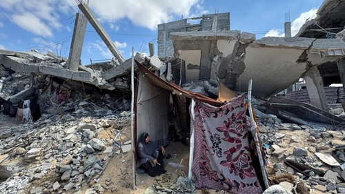 Женщина на месте руин дома, разрушенного израильскими военными. 7 октября 2024 года.