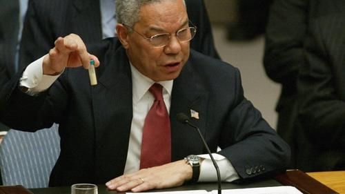 Госсекретарь США Колин Пауэлл держит в руках флакон, который, по его словам, можно использовать для хранения сибирской язвы, выступая в Совете Безопасности ООН в феврале 2003 года в ООН в Нью-Йорке.