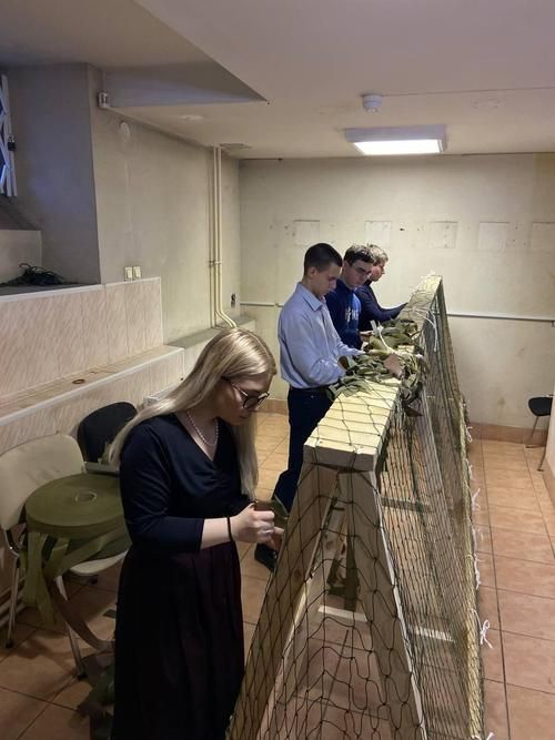 Плетение маскировочных сетей в СПБГУ.