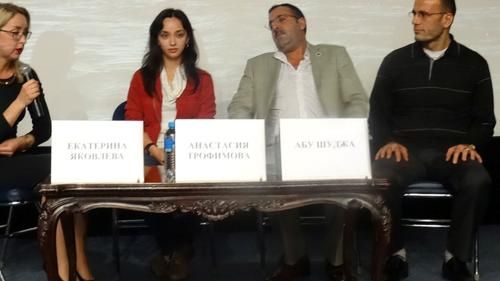 Анастасия Трофимова на премьере «Жертв ИГИЛ» вместе с героем фильма Абу Шуджа и руководителем RTД Екатериной Яковлевой